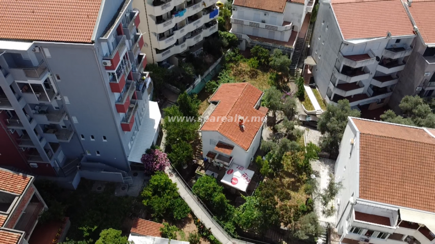 Plot with a house in Petrovac - excellent location, 200m from beach