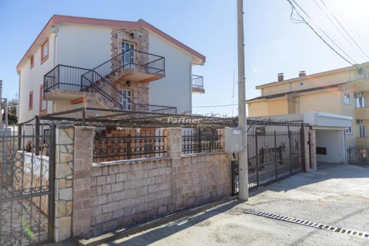 Haus von 300 m2 auf einem Grundstück von 700 m2 in Bjelisi