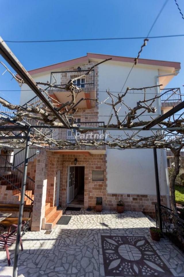 Haus von 300 m2 auf einem Grundstück von 700 m2 in Bjelisi