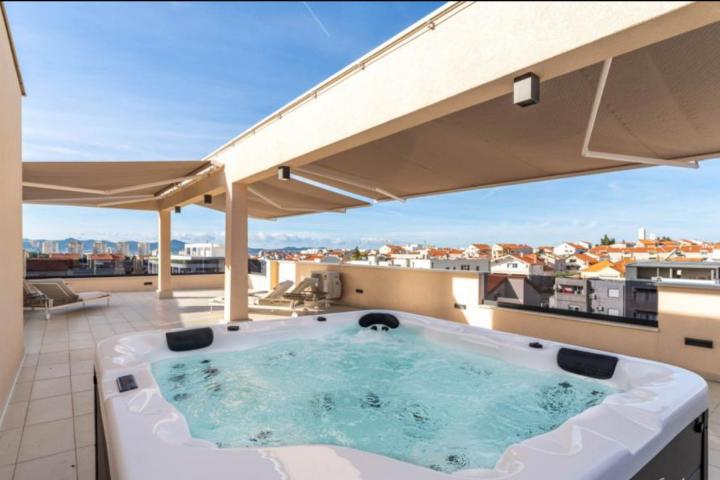 Zadar, Plovanija, Luksuzno opremljen dvosoban stan s jacuzzijem i pogledom na cijeli grad