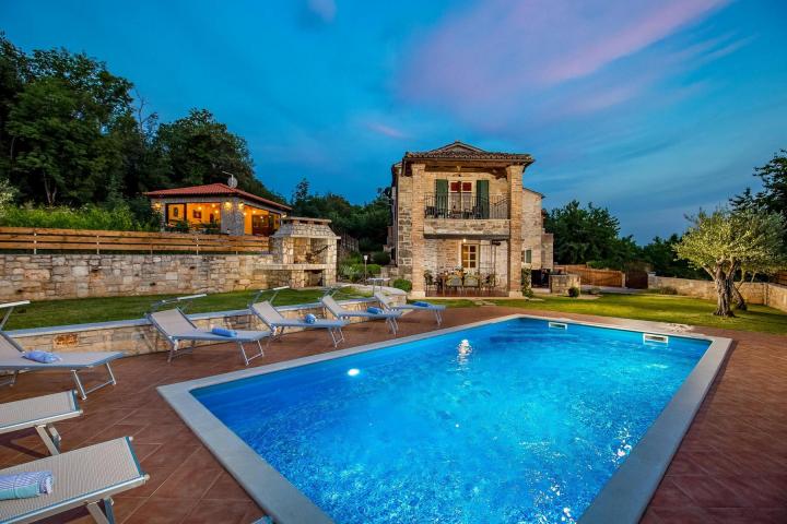 Istra, Tinjan - velebna istarska kamena villa na intimnoj lokaciji s bazenom 32 m2 i igraonicom