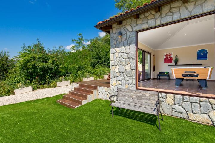 Istra, Tinjan - velebna istarska kamena villa na intimnoj lokaciji s bazenom 32 m2 i igraonicom