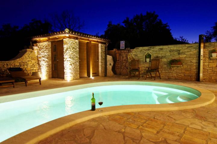 Okolica Barbana, nagrađivana istarska kamena vila sa prekrasnim bazenom 