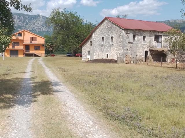 Veliko imanje sa nekoliko objekata 10km od Podgorice, okolina Danilovgrada