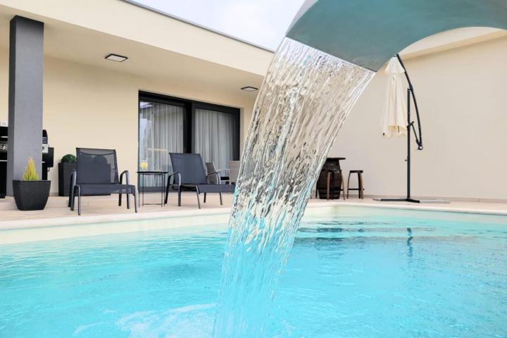 Istra, Marčana - moderna samostojeća prizemnica s bazenom 24 m2, 154 m2