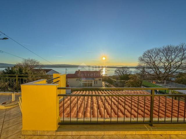 CRIKVENICA, DRAMALJ - uređena dvojna kuća s terasom i pogledom na more, parking