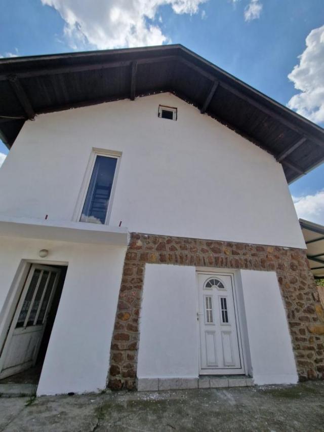 Čerević - dve kuće na placu površine 574m2 - 90000 eura