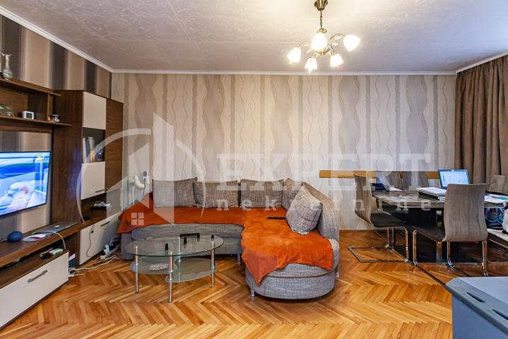 Dvoiposoban stan u centru 107000 eura