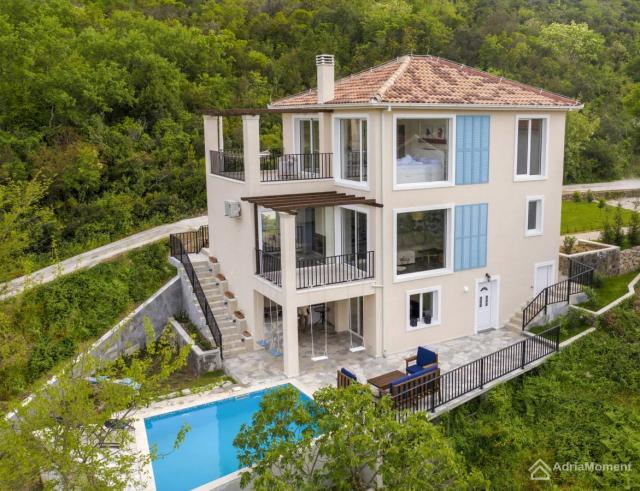 Moderna kuća sa bazenom na poluotoku Luštica - 200 metara od mora!