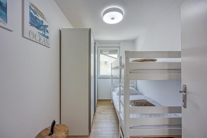 Istra, Umag, dugoročni najam modernog stana s tri spavaće sobe NKP 80, 5m2 