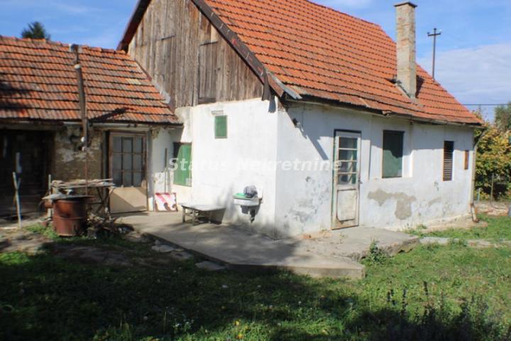 Čerević-*Povoljno*-Ruševna kuća na glavnom putu i Lepom Placu 540 m2-065/385 8880