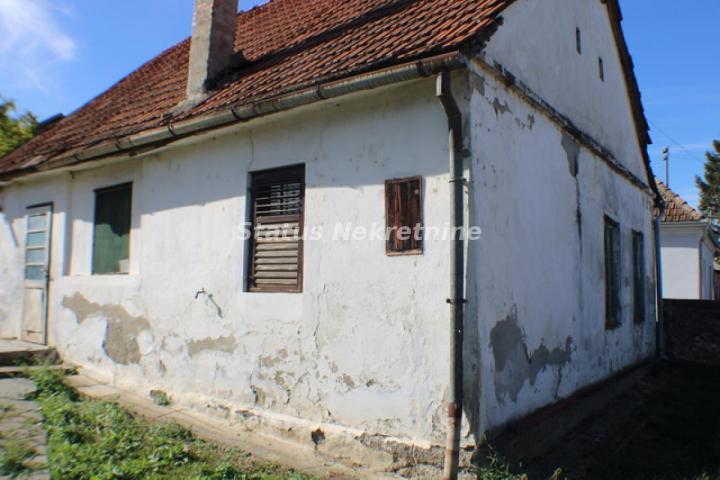 Čerević-*Povoljno*-Ruševna kuća na glavnom putu i Lepom Placu 540 m2-065/385 8880