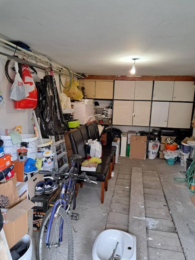 Prodajem uknjizenu Garazu od 18 m2