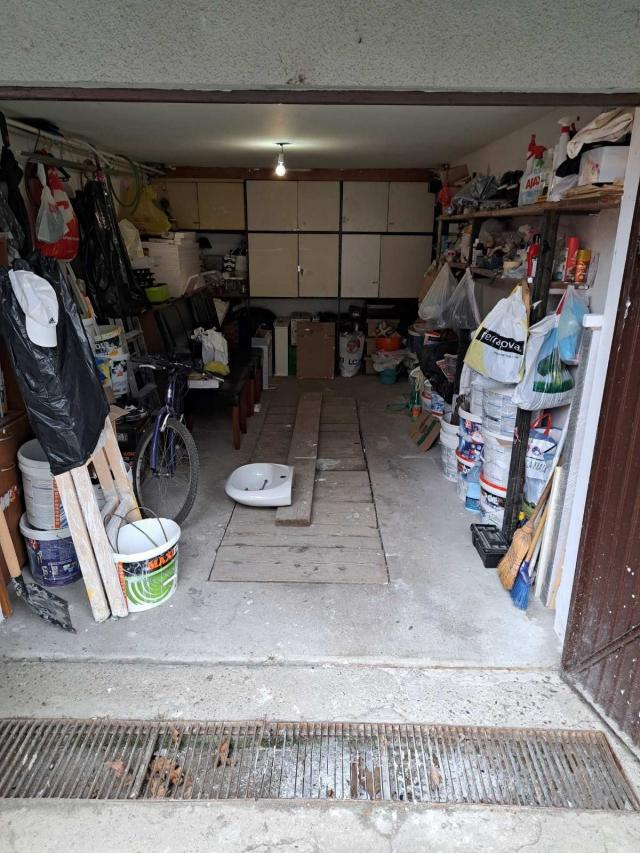 Prodajem uknjizenu Garazu od 18 m2