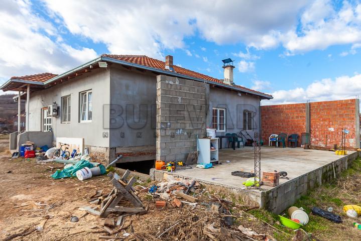 Lepa, prostana, novija  kuća,  158 m2, na  placu  od  18 ari, Krušce