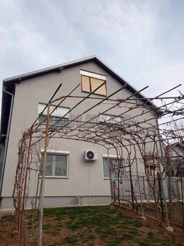 Kuća u Kragujevcu, naselje Male Pčelice - korisna površina 196 m2, plac 419 m2