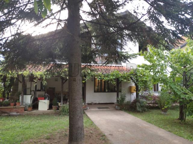 Kuća u Kragujevcu, naselje Šumarice – površina 183 m2, plac 467 m2