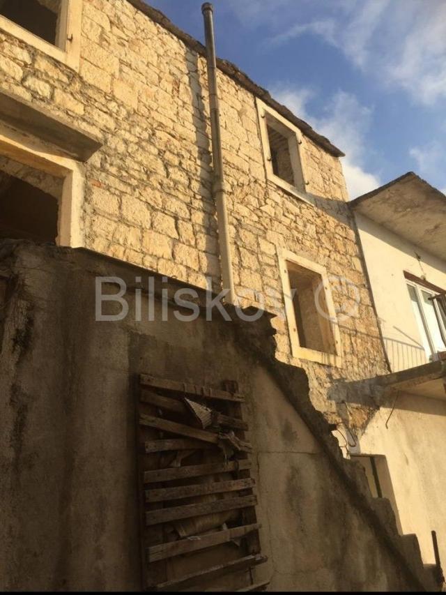 Prodaja, kamena kuća za renovaciju u Baškoj vodi
