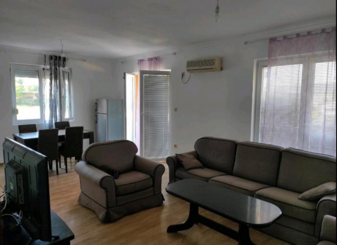 Spacious Three-Bedroom Apartment in Seljanovo, Tivat. 