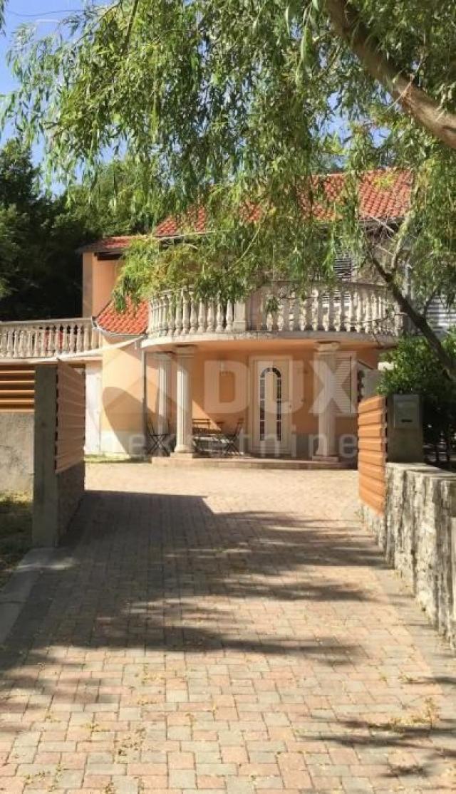CRIKVENICA, DRIVENIK - HOUSE WITH TWO APARTMENTS, GARAGE AND GARDEN IN A GREAT LOCATION! OPPORTUNITY