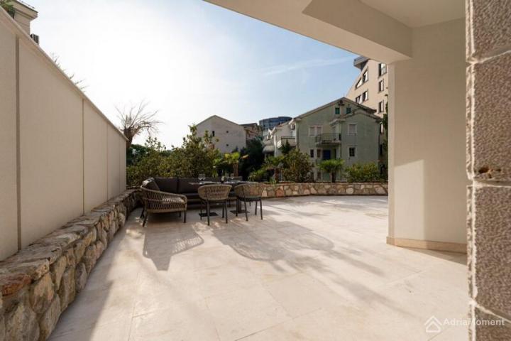 Stan u Rafailovićima - sa terasom od 80 m2 i privatnim bazenom