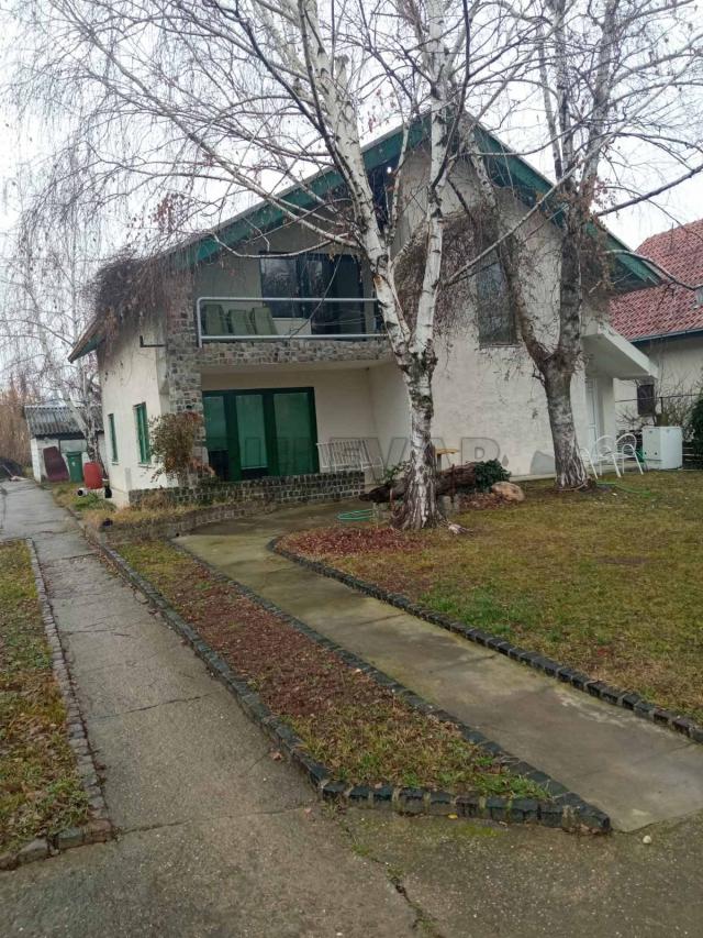 Kuća u Kragujevcu, naselje Šumarice, 111 m2 u osnovi, plac 8, 46 ari
