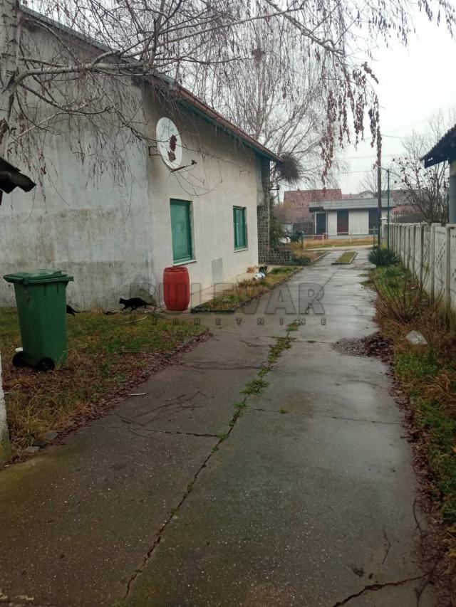 Kuća u Kragujevcu, naselje Šumarice, 111 m2 u osnovi, plac 8, 46 ari
