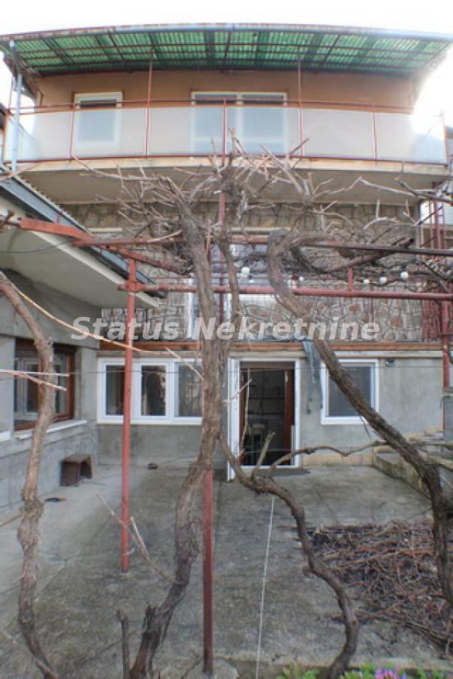 Sremska Kamenica-Porodična kuća 300 m2 u blizini Instituta-065/385 8880