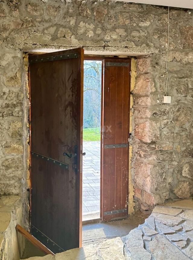 GORSKI KOTAR, BROD MORAVICE - Prekrasna goranska kuća s prostranom okućnicom