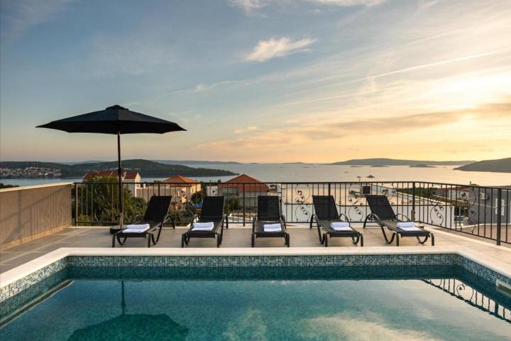 Okolica Trogira - kuća s bazenom i prelijepim pogledom