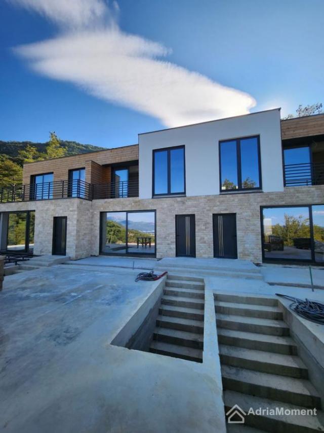 Prodaja novih gradskih kuća i vila u novom kompleksu u predgrađu Tivta