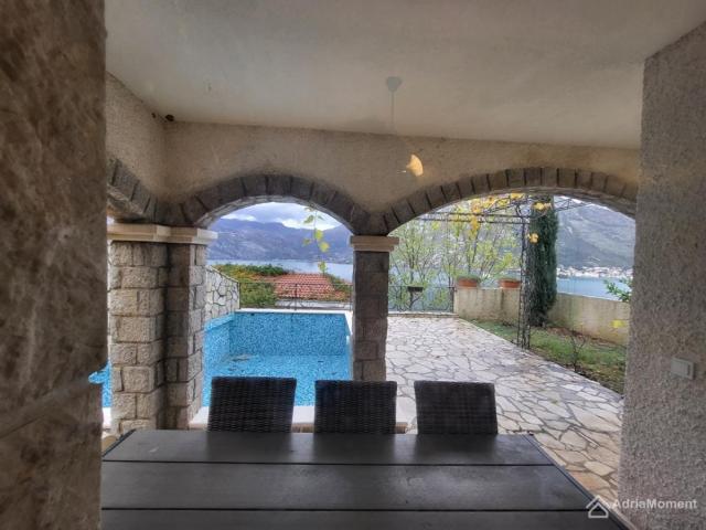 3-soban stan sa privatnim bazenom u Kostanjici
