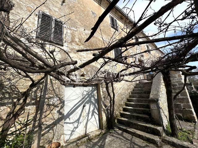 Istra, Grožnjan, okolica - autohtona istarska kamena kuća sa 2 pomoćna objekta - PRILIKA!