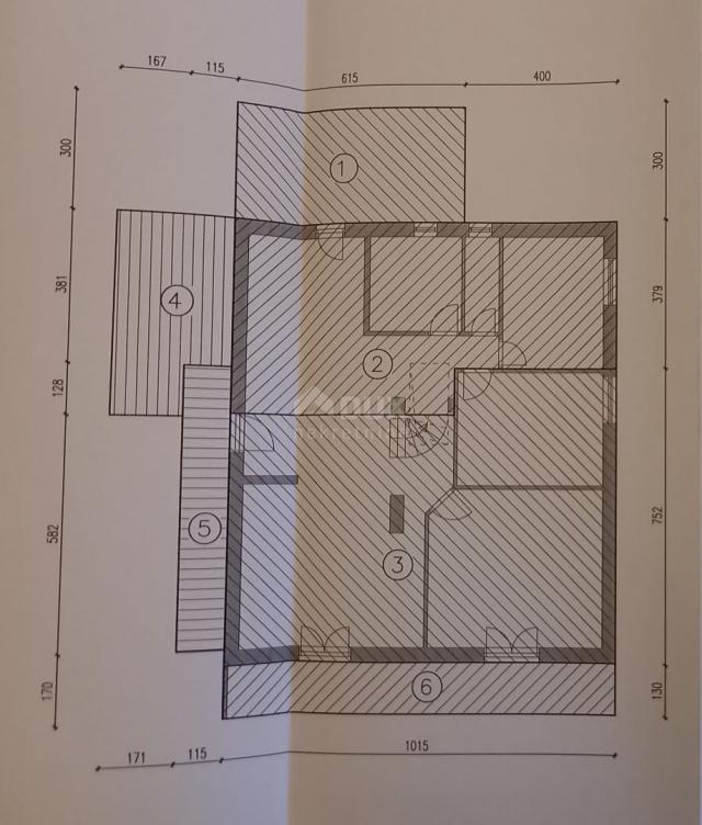 ŠIBENIK - Prostrana etažirana kuća