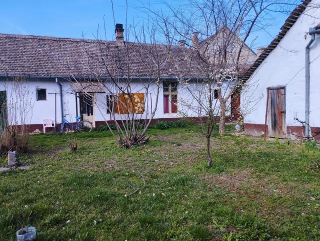 SOMBOR - Family house with two business premises on a plot of 1,019 m2