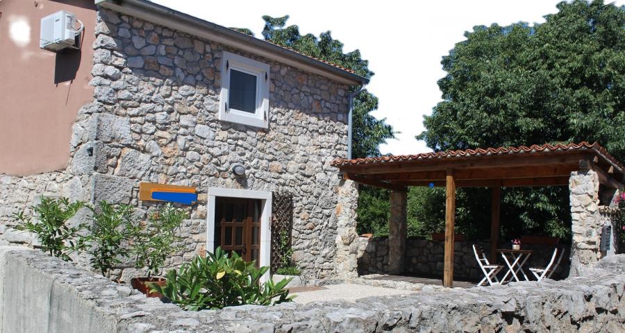 Samostojeća kamena kuća s bazenom u Dobrinju - ID 535