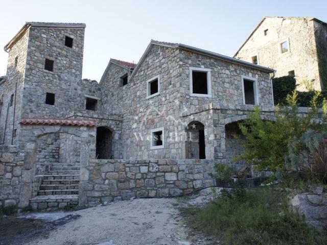 Ekskluzivni kompleks kamenih kuća