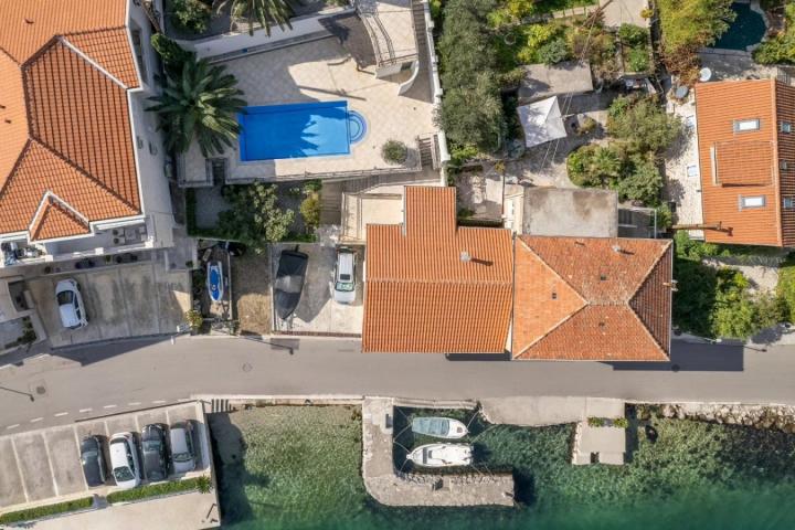 Kamena kuća uz more sa bazenom i parkingom, Kotor, Muo