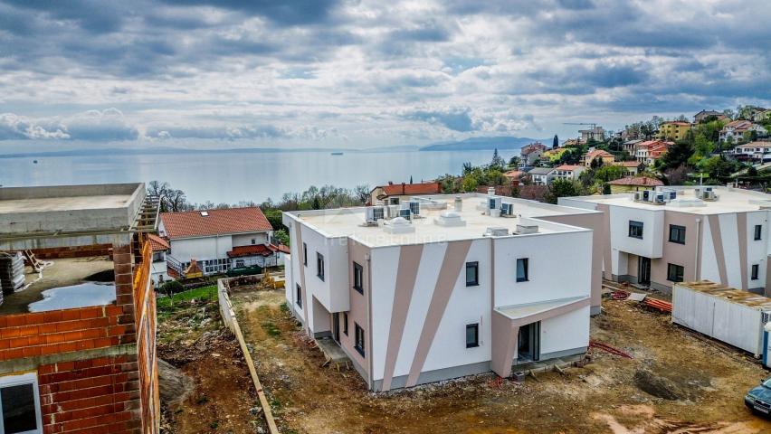 OPATIJA, POBRI - Villa u nizu 179m2 s pogledom na more + uređena okućnica 250m2