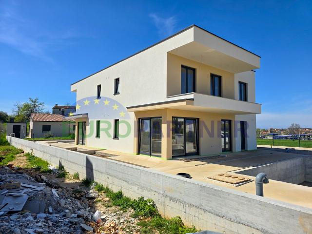 Prekrasna dvojna kuća modernog dizajna, Poreč, 3. 5km od mora