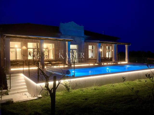 Istra - Poreč, luksuzna stoljetna vila sa bazenom