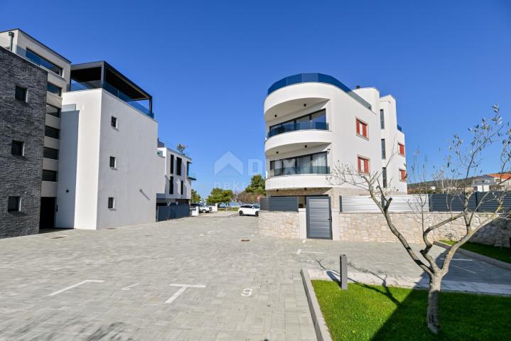 ZADAR, SUKOŠAN - Luxurious apartment in a new building with a pool, 1st row from the sea