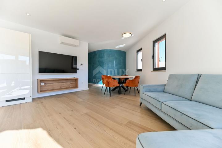 ZADAR, SUKOŠAN - Luxurious apartment in a new building with a pool, 1st row from the sea