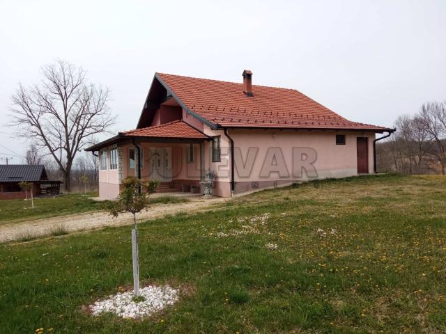 Kuća u Kormanu, Kragujevac, korisna površina 81 m2, plac površine 2636 m2
