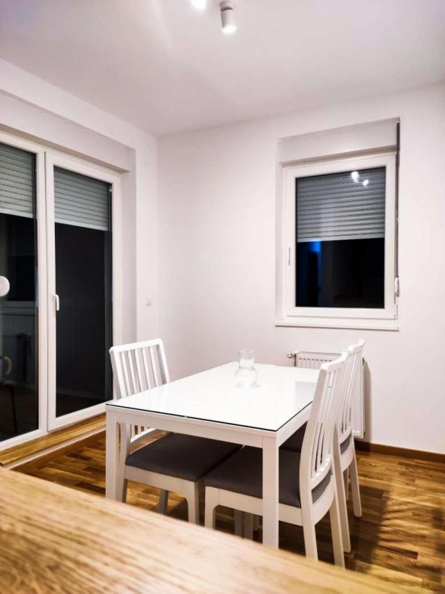Izdajem nov namešten stan 65 kvadrata u naselju Jugovićevo. 