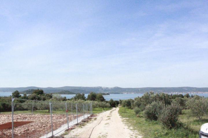 Zadar, Sv. Petar na moru atraktivno građevinsko zemljište 869m2, pristupni put s infrastrukturom