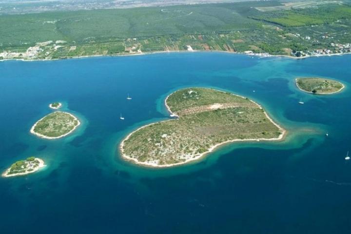 Zadar, Sv. Petar na moru atraktivno građevinsko zemljište 869m2, pristupni put s infrastrukturom