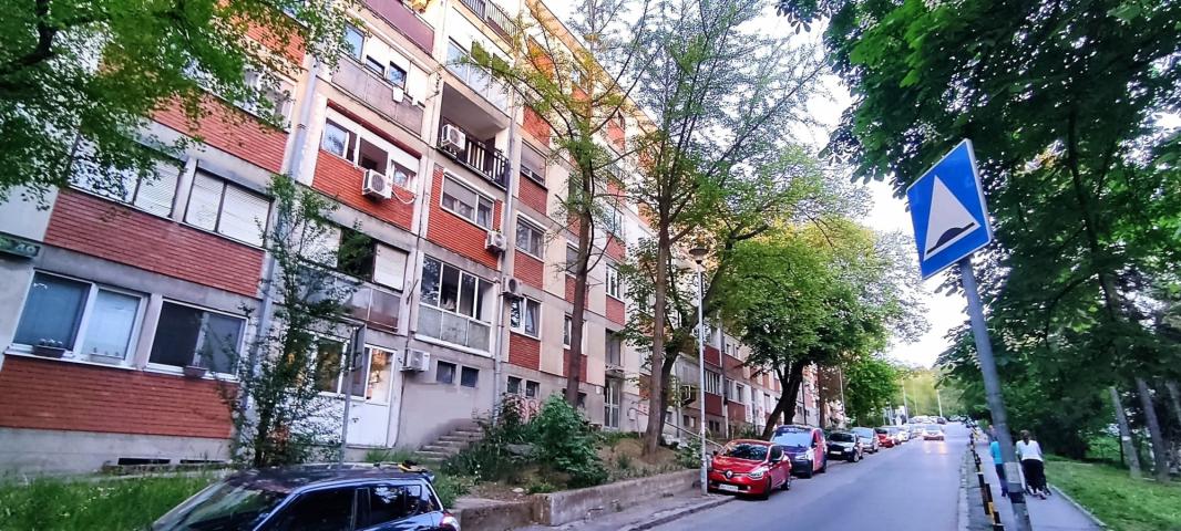 Kanarevo Brdo, Vukasovićeva, zgrada u zelenilu .. 