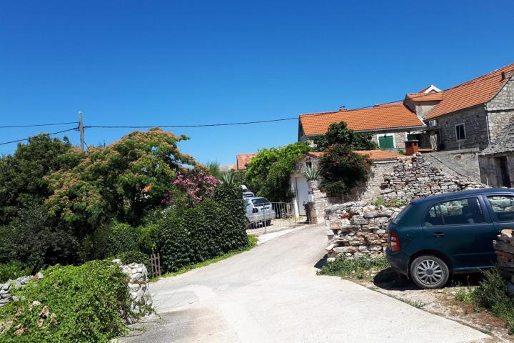 Gornje selo, otok Šolta, dvojna kamena kuća NKP 200 m2, položena na parceli površine 747 m2