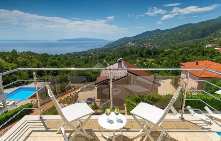 OPATIJA – wunderschöne Villa mit Pool zur Langzeitmiete, Panoramablick auf das Meer und umgeben von 